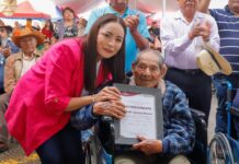 Claudia Sandoval celebró a los papás de Atitalaquia