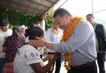 Julio Menchaca recorre comunidades afectadas de la Huasteca hidalguense