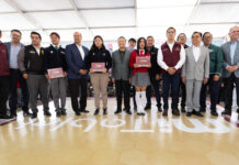 Julio Menchaca entrega 10 mil tabletas a estudiantes de nivel medio superior