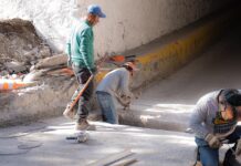 Gobierno de Tepeji rehabilita infraestructura pluvial en la calle Plan de Ayala para un tránsito más seguro.