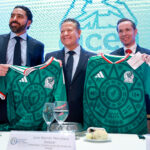 Julio Menchaca cobija a la cadena Fibra-Textil-Vestido-Calzado