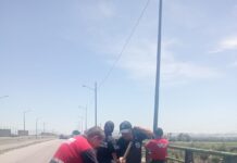Policías municipales de Tula, bomberos y Protección Civil suman esfuerzos para retirar asfalto derramado