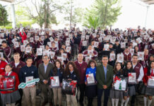 SEPH entrega uniformes y libros a estudiantes de bachillerato