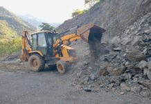 Derrumbes golpean carreteras de Hidalgo; habilitan pasos provisionales y continúa la limpieza