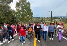 Tania Valdez Cuéllar inaugura la nueva pavimentación asfáltica de la calle Azucenas en Miraflores